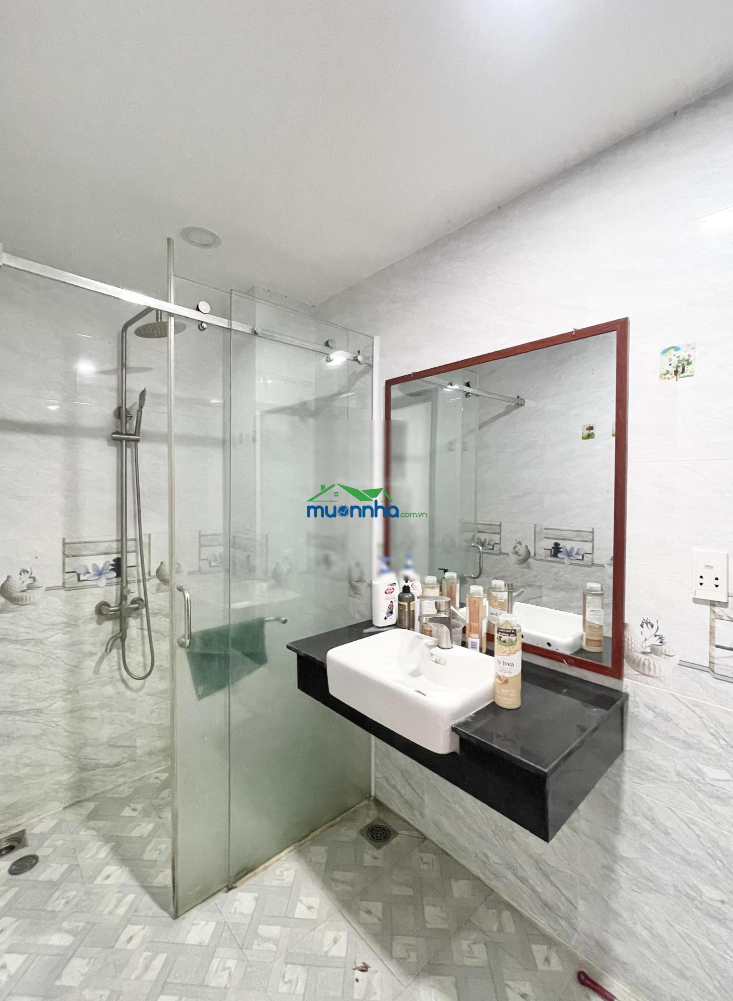 Nhà 4 tầng đường 8m ngay cổng đinh thị thi, vạn phúc city, cách mấy bước chân - Ảnh 3