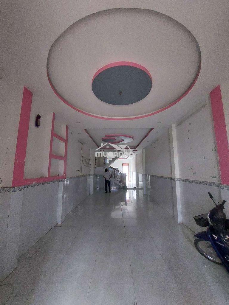 Cho thuê nhà đường phạm hùng c2 dt.4m×25m } 1 lầu 3phòng 3toilet hẽm7m