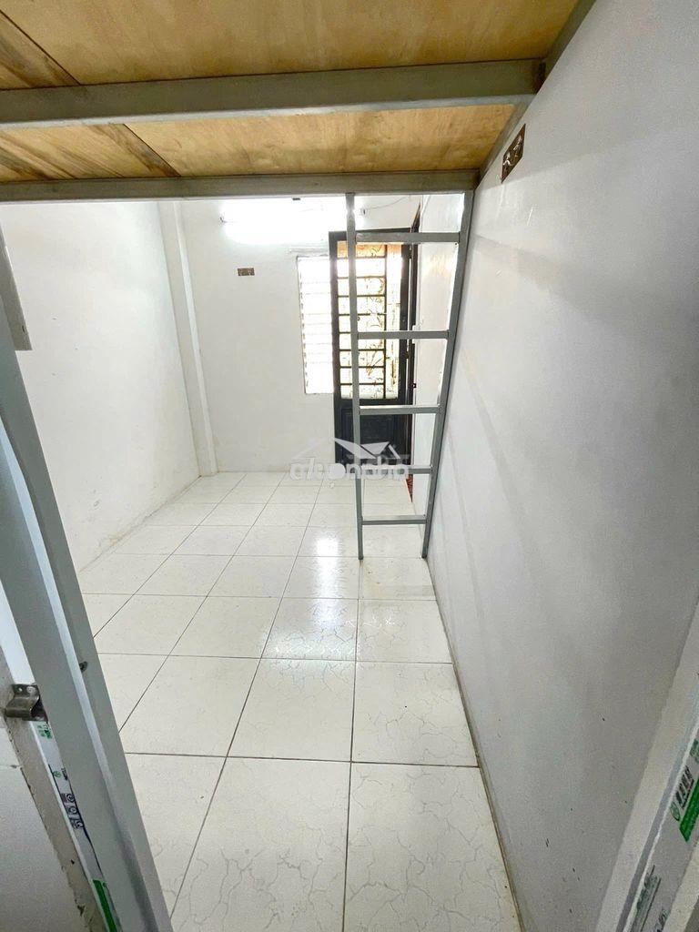 Duplex cửa sổ trời thoáng mát có kệ bếp giá rẻ gác cao ko đụng đầu