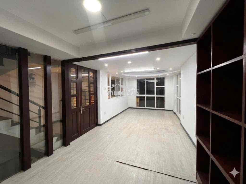 Cho thuê mặt bằng sàn lửng - ngay quận 1  mặt tiền 3 mặt - rộng 30m2 - 2
