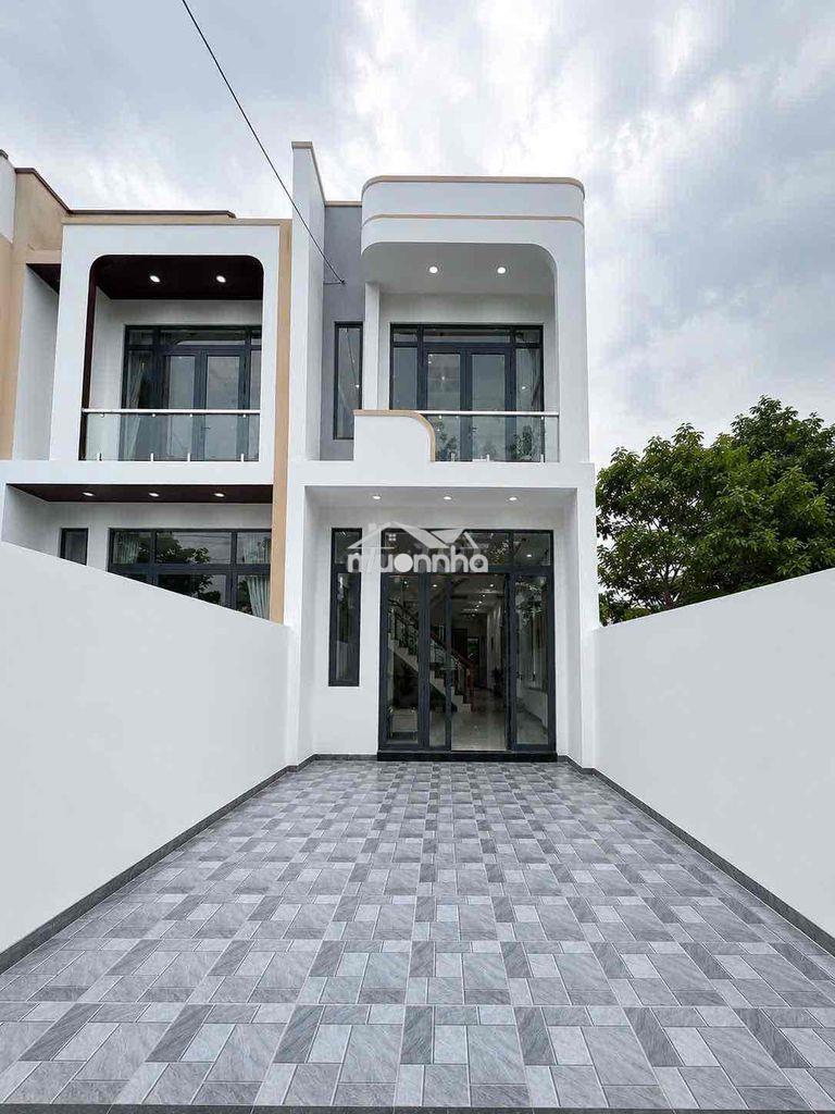 Giảm sốc 300tr !!! bán gấp nhà ngay ngã tư  bến cá