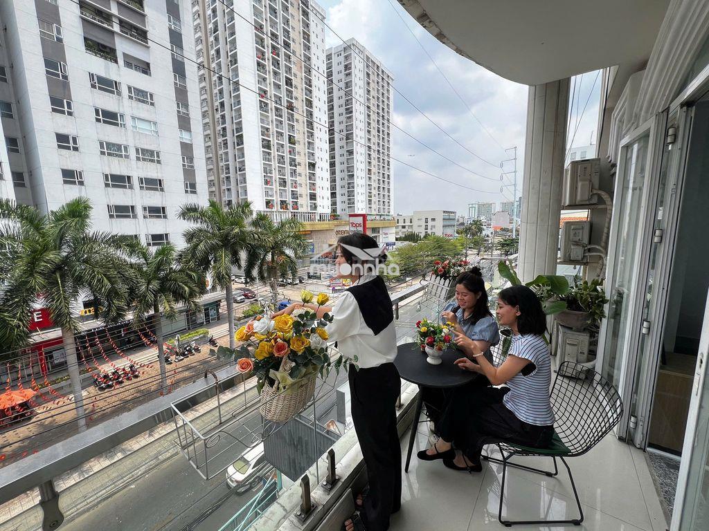 Văn phòng có ban công thông thoáng sẵn 05 bàn ghế chỉ 4,5 triệu - 3
