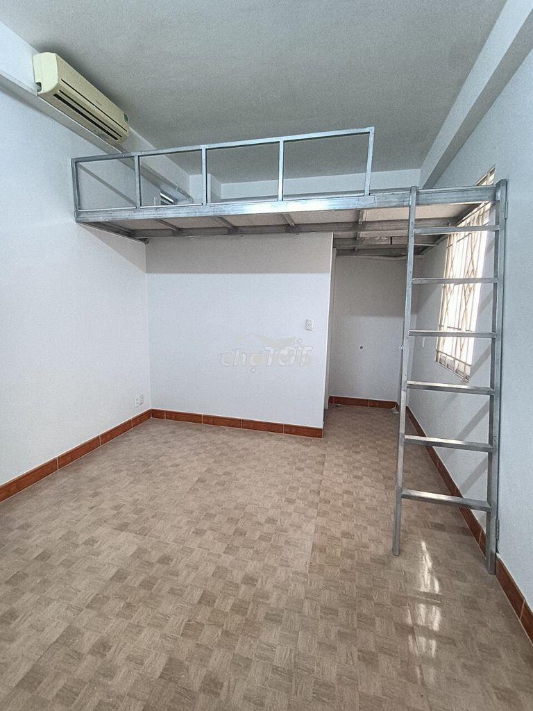 Phòng máy lạnh & quạt giá 4t (17m2)+sàn gác (8m2) có cửa sổ & wc riêng
