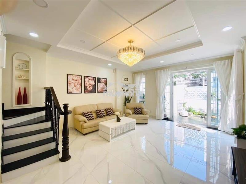Nhà rộng 2 tầng ô tô đỗ cửa, đối diện chung cư celadon.