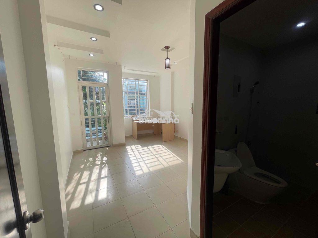 - Phòng ban công , tách bếp , cửa sổ trời , phòng rộng thoáng mát . - 4