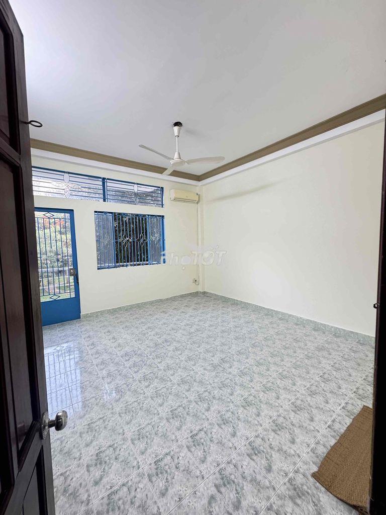 Nhà ở hoặc văn phòng, công ty . 1 trệt - 2 lầu. ngang 4,5m - dài 15m - 4