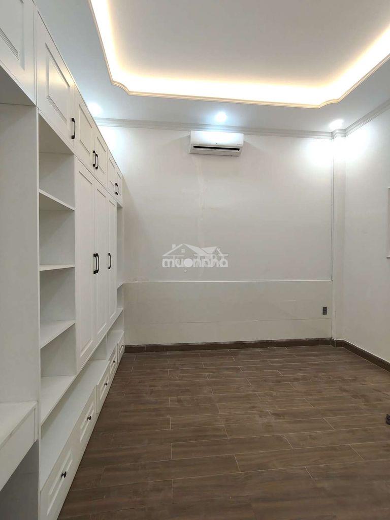 Nhà dt: 100m2 hẻm xe hơi 