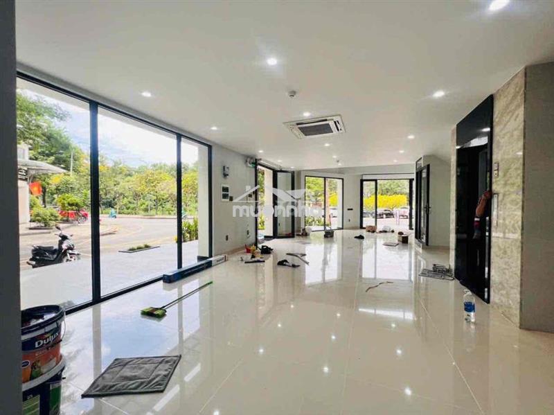 Cho thuê shophouse 2 mặt tiền làm vp, vị trí đắc địa, nhà mới 100%