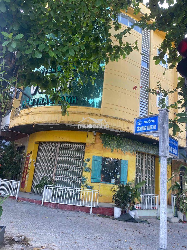 Nhà lô góc đường cách mạng tháng tám