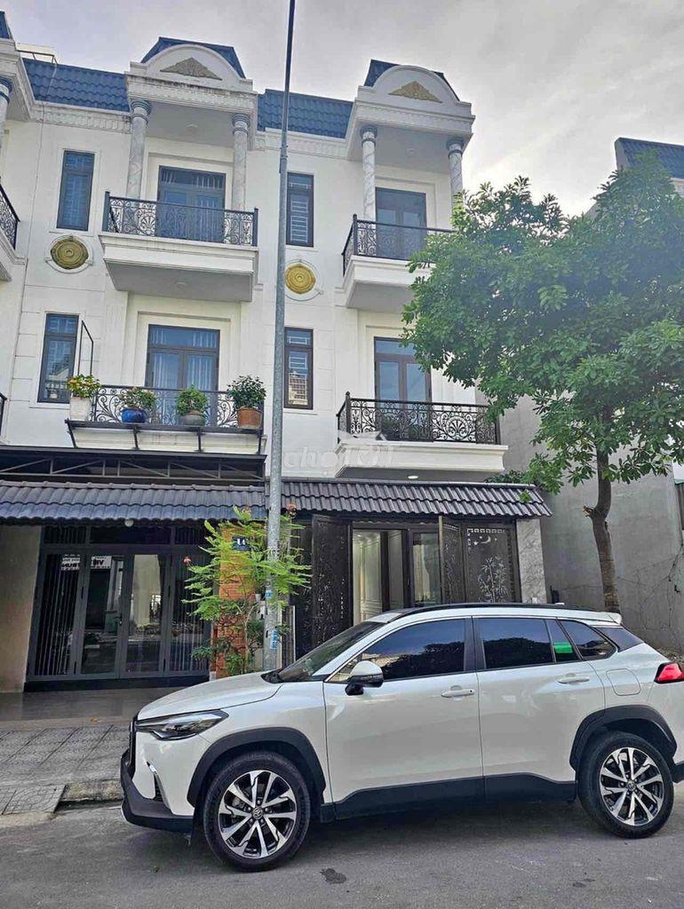 Bán nhà 1 trệt 2 lầu sát chợ