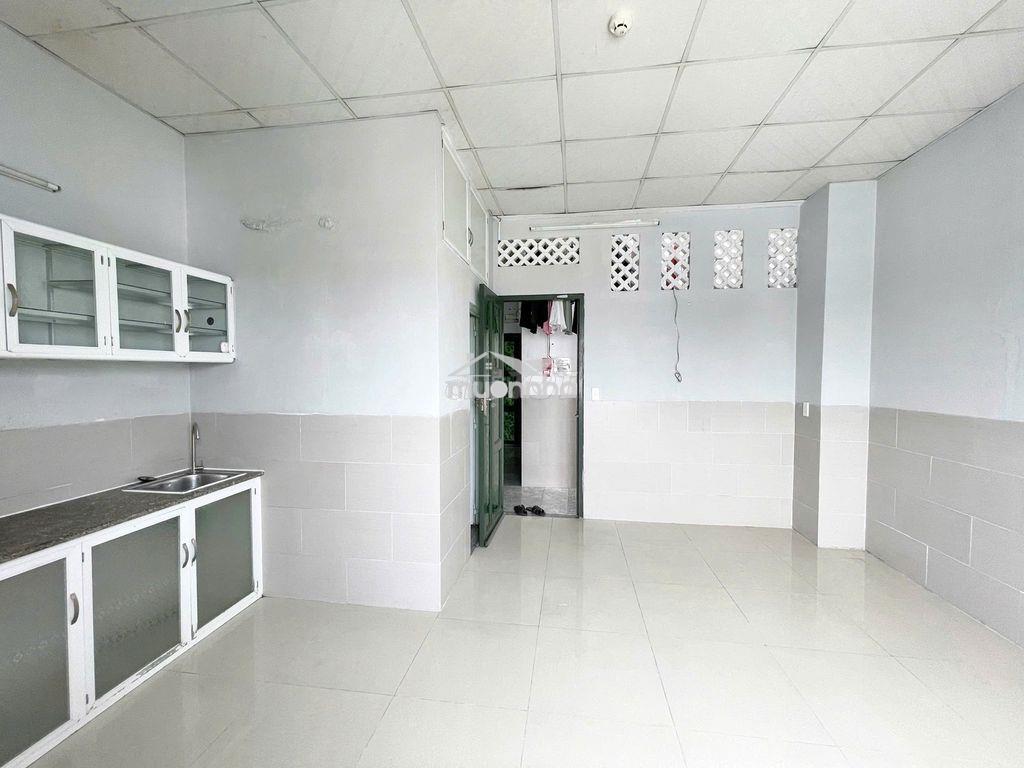 Cửa sổ thoáng cách, sẵn kệ bếp cách hub chỉ vài bước chân đến trường - Ảnh 2