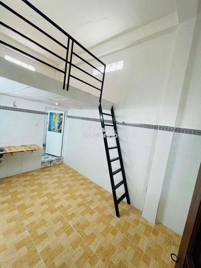 Phòng cho thuê ngay chợ lê văn quới có gác  ban công - 2
