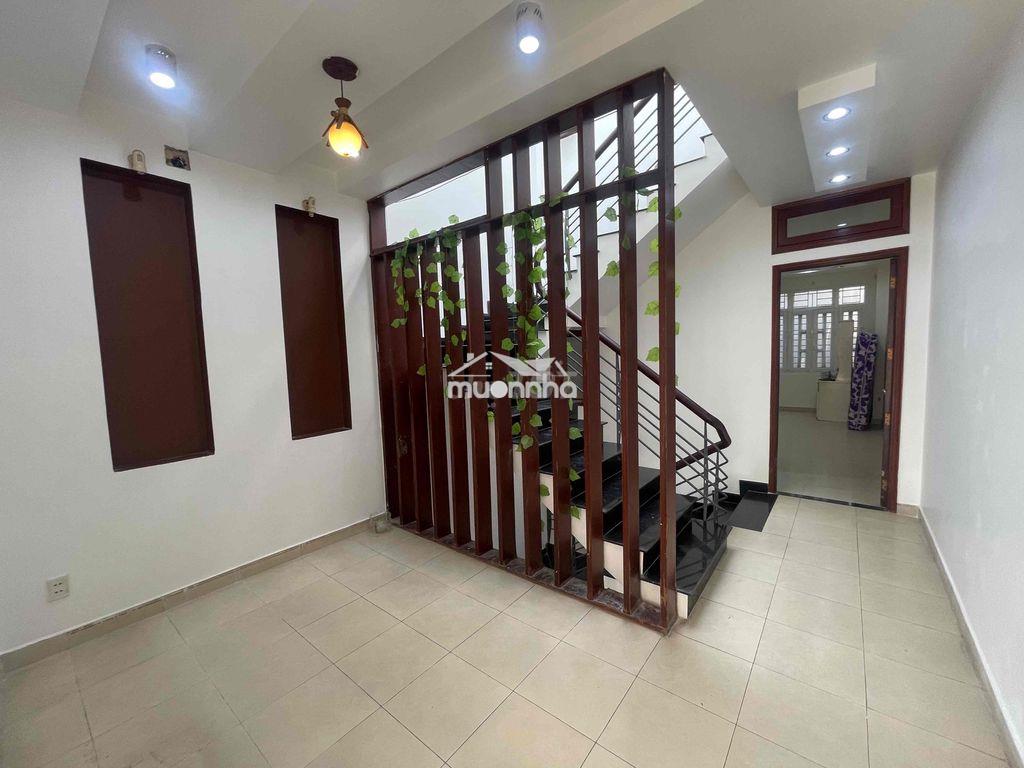 - Phòng ban công , tách bếp , cửa sổ trời , phòng rộng thoáng mát . - 2