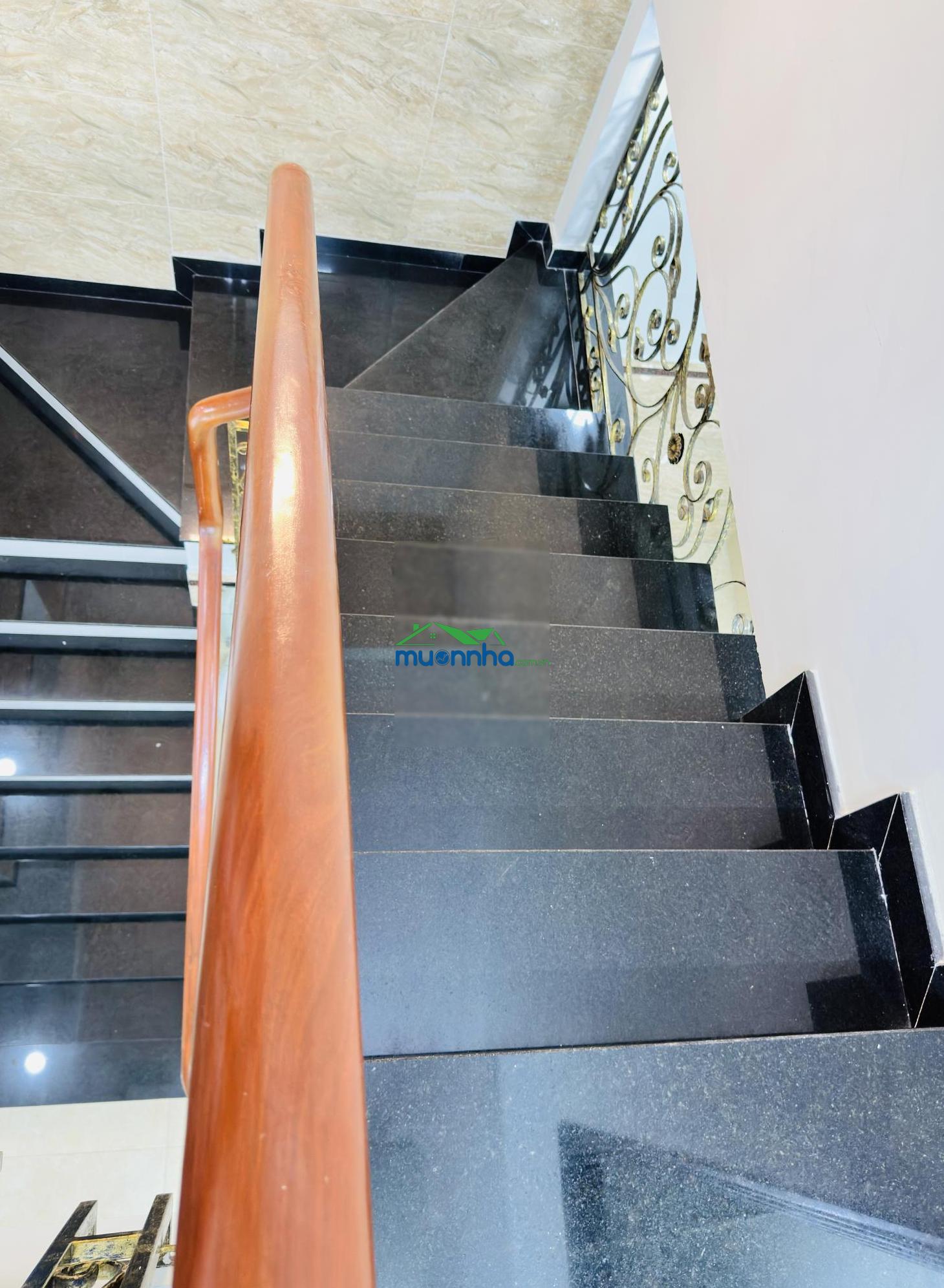 Đường xe hơi, nhà 4 tầng sân thượng, dt: 4x16m - đầm sen