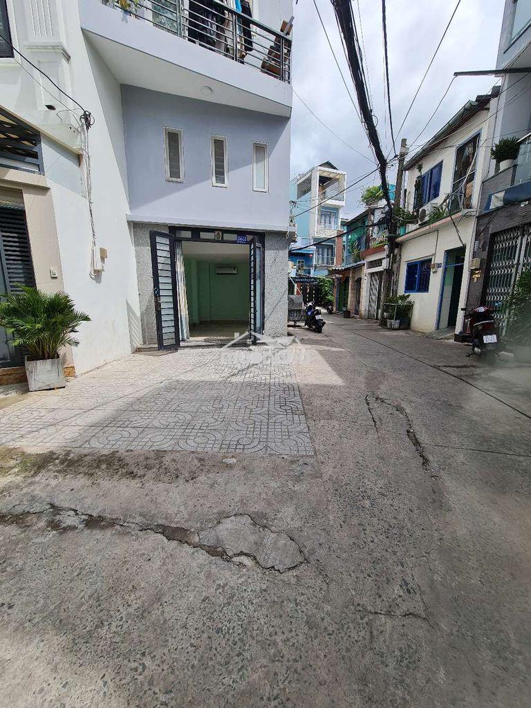 Cho thuê phòng trệt 2 mặt hẻm có sân rộng 25m²