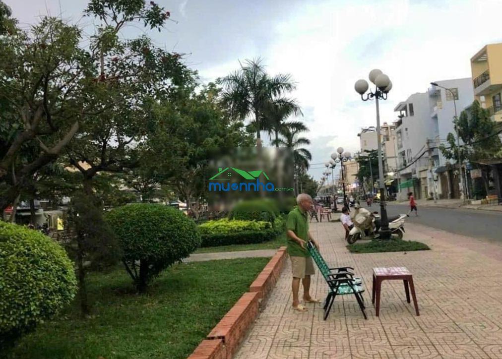 Bán nhà lưu chí hiếu - dt: 4x14,5m, 4 tầng btct, hẻm xe hơi, ngay công viên. giá: 9tỷ2 - 4