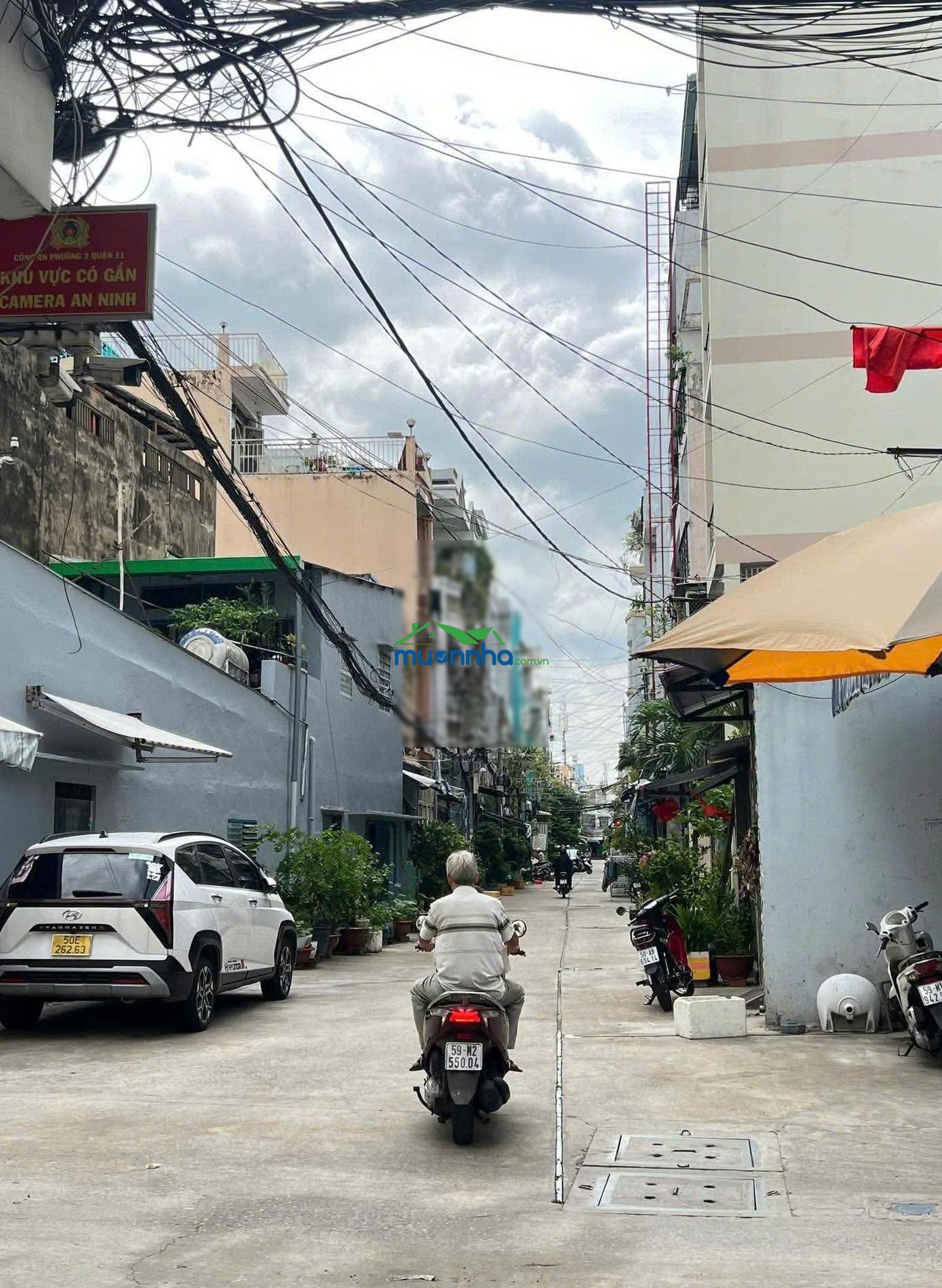 122/ lạc long quân. sát đầm sen. mặt đường rộng rãi. ô tô ngủ trong nhà. 4x8m. kết cấu 5 tầng - 2