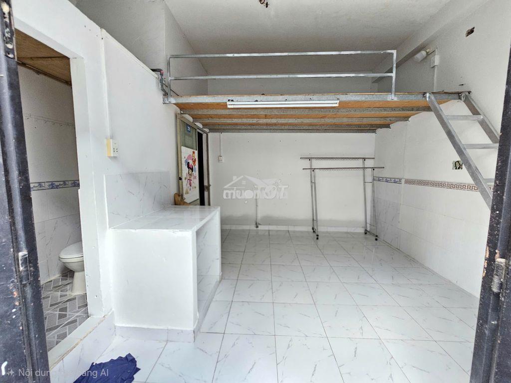 Còn phòng ban công tầng 1, giờ giấc tự do, có bảo vệ 24/24 - 2