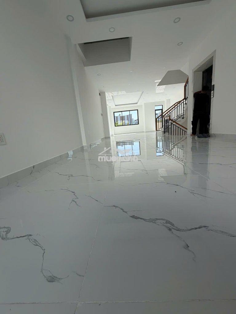 Mặt bằng tầng 1, thang máy, máy lạnh, 120m2, trống suốt tại long hậu - 4