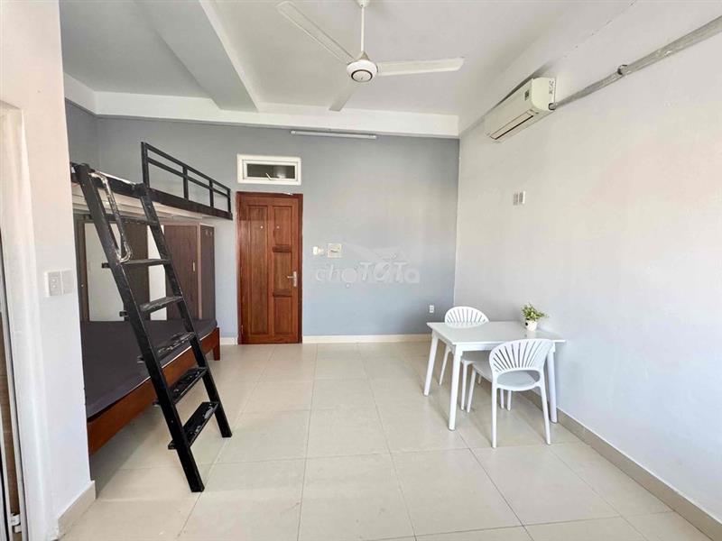 Phòng nguyễn văn quá, gác rộng 35m2, cửa sổ trời