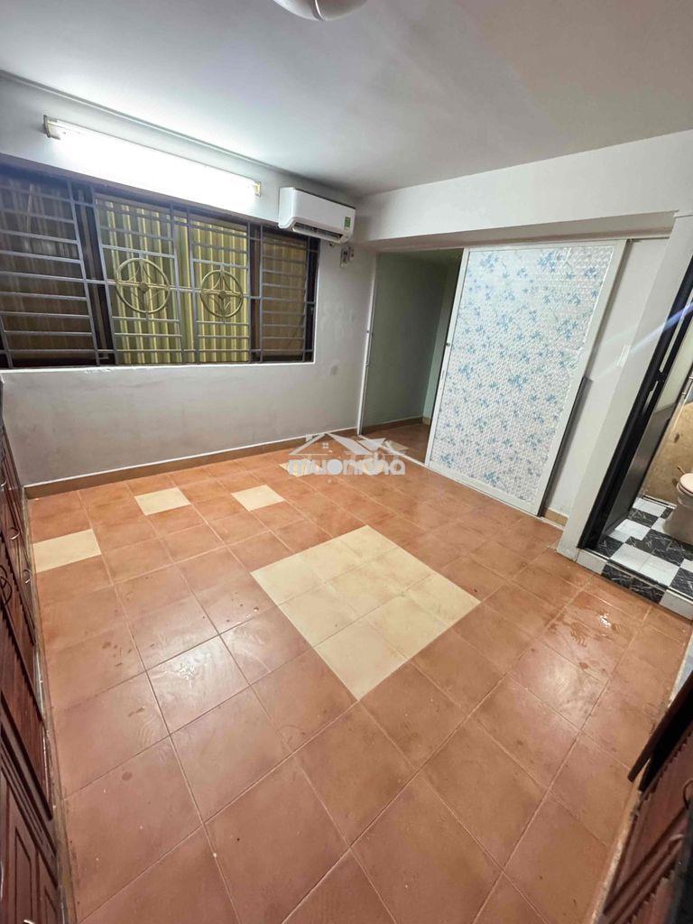 Phòng lầu 1 máy lạnh kệ bếp wc riêng ngay cao lỗ q8