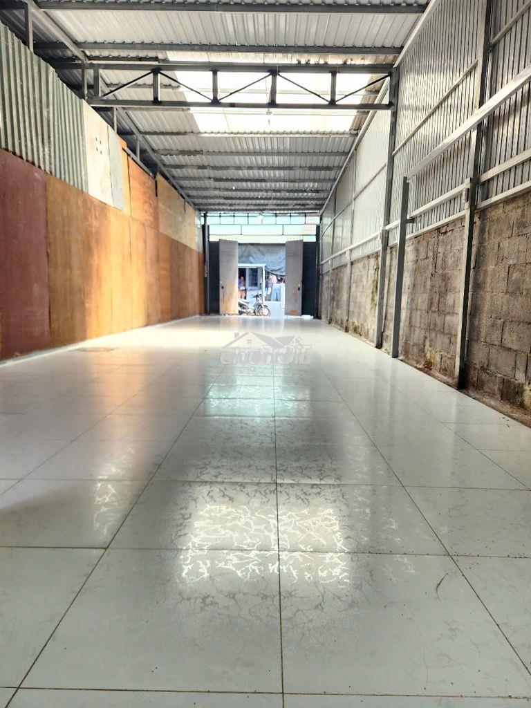 Cho thuê nhà, mái che toàn sân, đường nhựa 6 mét