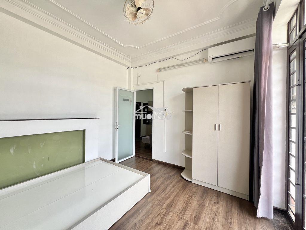 Cho thuê căn hộ 2 phòng ngủ - ban công - 60m2 - gần bờ kè - quận 3 - 4