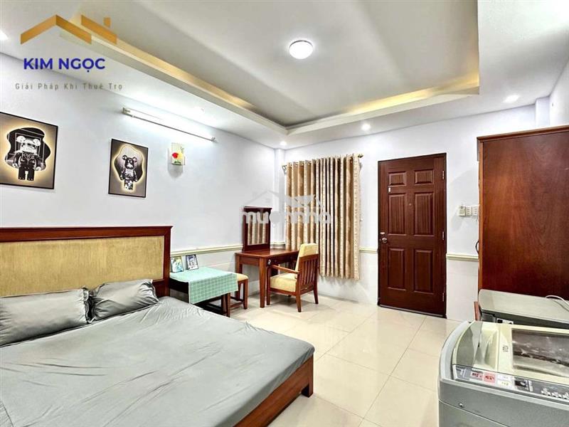 Phòng gần huit cửa sổ có máy giặt riêng đầy đủ nội thất