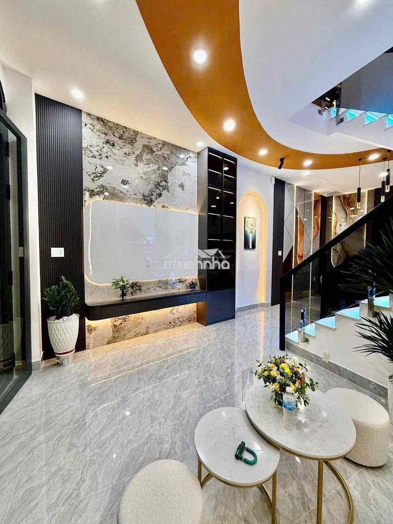 Hơn 4 tỷ nhà đẹp dt nở hậu 5.5m đường tô ký ngay phần mềm quang trung - 4