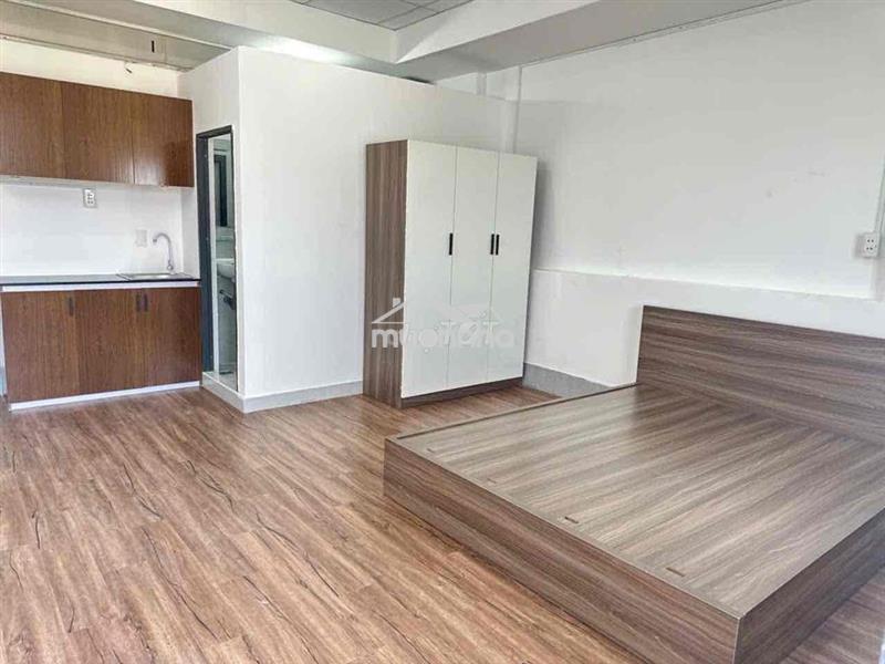 Phòng rộng có ban công 30m2 full nội thất mt tân sơn