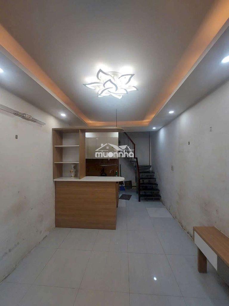 Cho thuê nhà đường phạm hùng c4 dt.3×8 } 2 lầu 2 phòng 2 toilet hẽm 3m