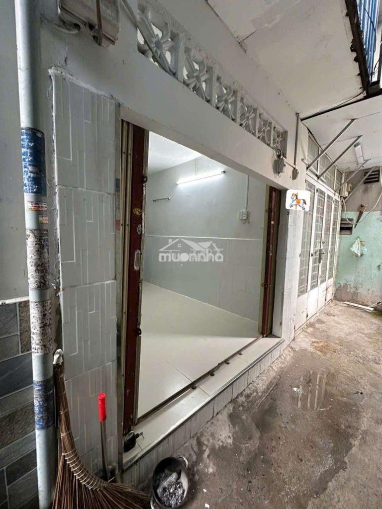 Cho thuê nhà đường phạm hùng c2 dt.3m×5m } 1 lầu 1 phòng 1 toilet.