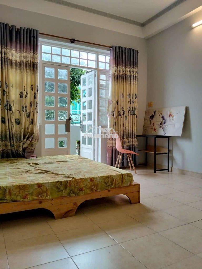 Phòng đẹp có ban công, 30m2, có máy lạnh gần đh nguyễn tất thành , q4