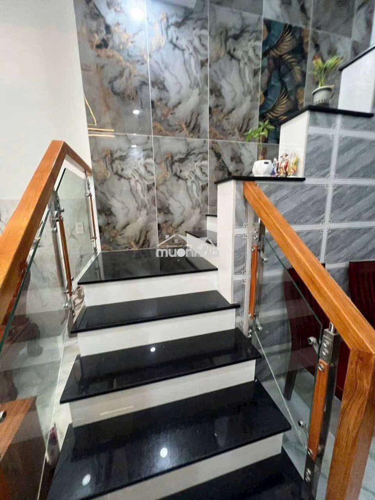 Nhà lầu đường xe hơi gần khu dân cư đất mới