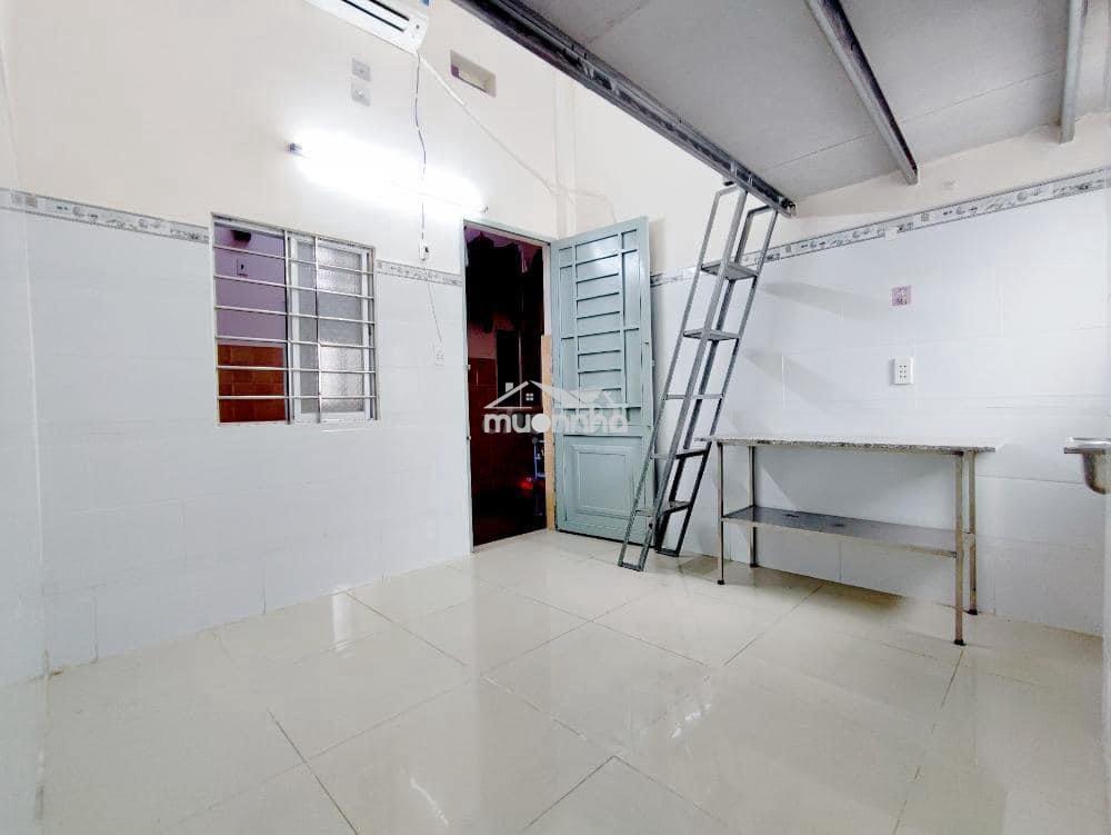 Phòng trọ có gác cao 2m cửa sổ trời thoáng mát thang máy - giá rẻ - 3