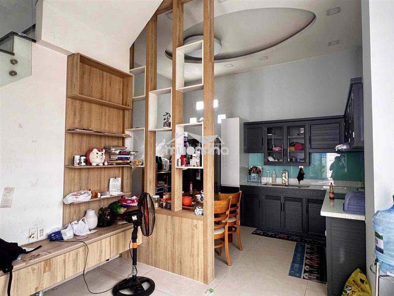 Cần tiền bán gấp nhà đẹp có sân rộng hẻm oto 6x13m, 2 tầng hoàn công