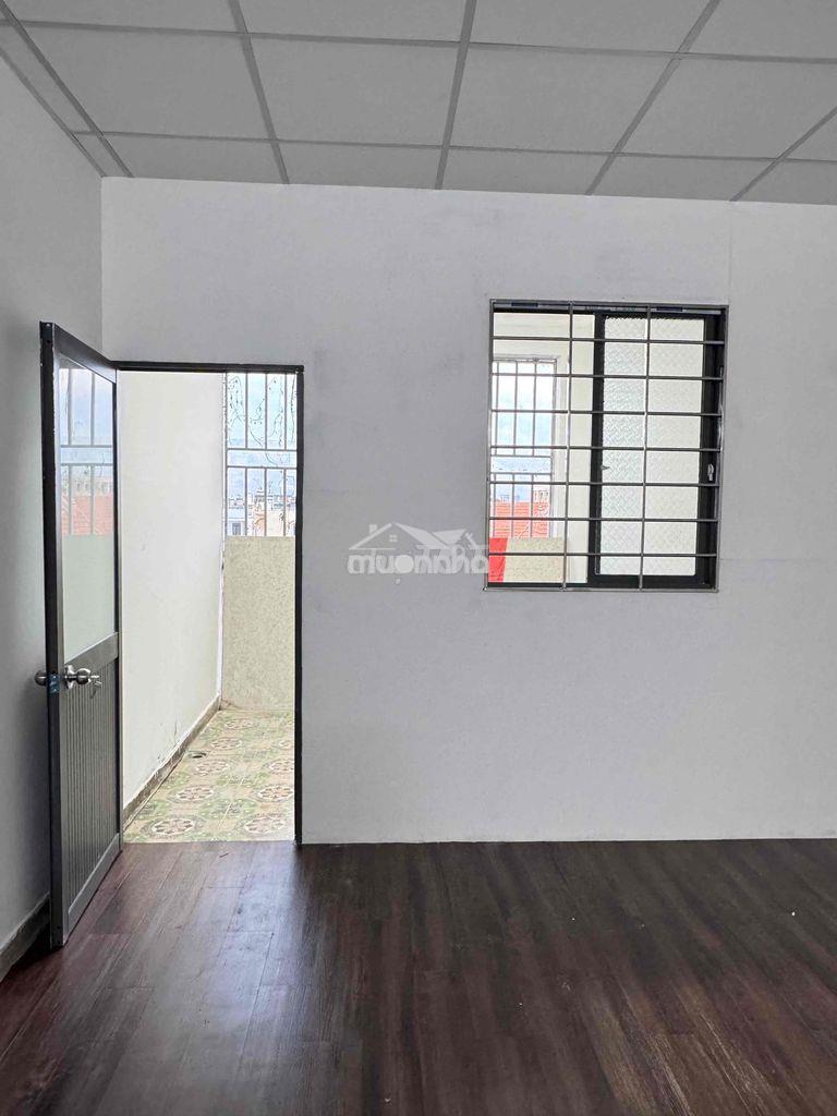 Cho thuê nguyên tầng 3 - nhà mặt tiền - có ban công - 2pn - 1wc - 4