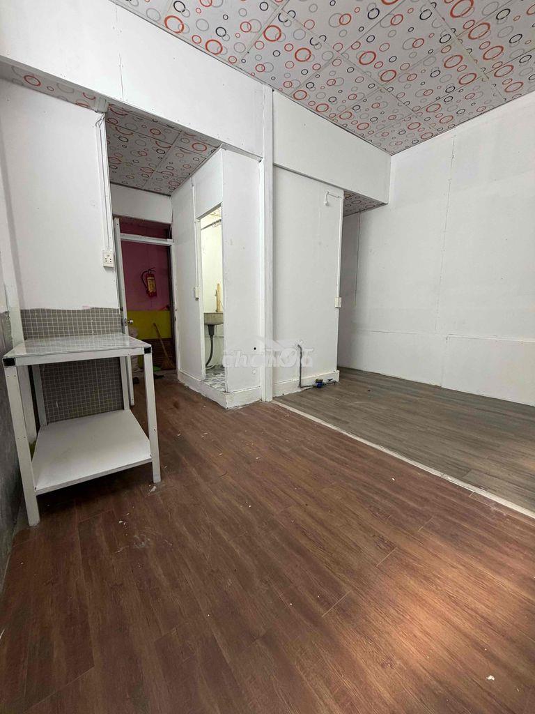 Phòng tầng 1. rộng cửa sổ thoáng . bếp bồn rửa tắm riêng - tolet riêng - 2