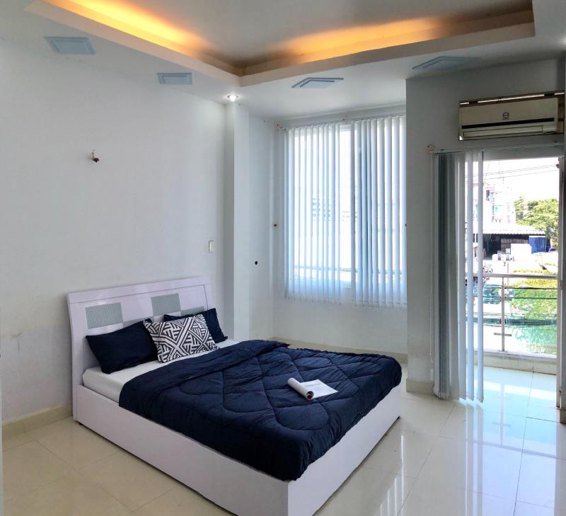 Phòng ban công, sẵn tiện nghi, thoáng mát. ngay chợ phạm văn hai