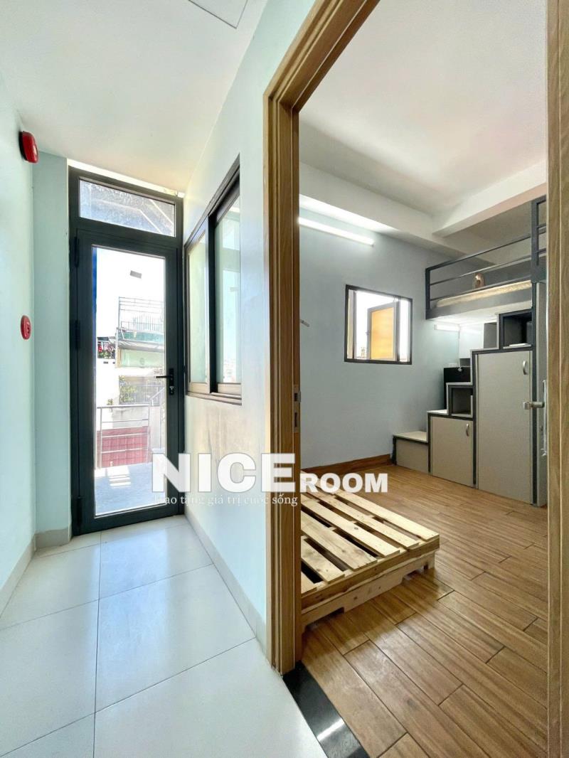Phòng gác cao/thang máy - cửa sổ ban công đón nắng - 2 chỗ ngủ - làng đại học bình thạnh