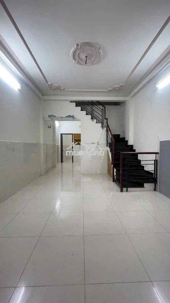 Nhà 1 trệt 1 lầu sân thượng 3pn 3wc 4x15m hẻm xe hơi lý phục man