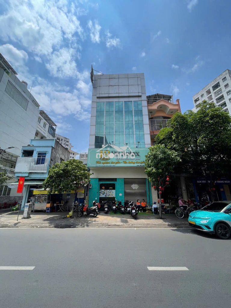 Cần bán 338 lạc long quân gần vòng xoay đầm sen. dt: 7 x 8m, 4 tầng.