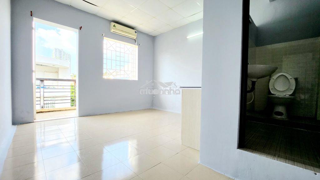 Phòng trống, ban công lớn, máy lạnh, kệ bếp, nguyễn gia trí nối dài ! - 3