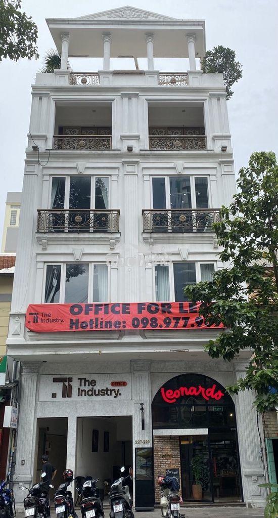 Văn phòng decor cho thuê tại quận 1 kèm sân thượng rooftop.