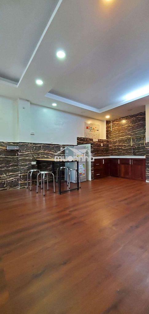 Phòng sạch, thoáng có bếp lớn, cửa sổ lớn ở tầng lửng - p5 q8 - 3