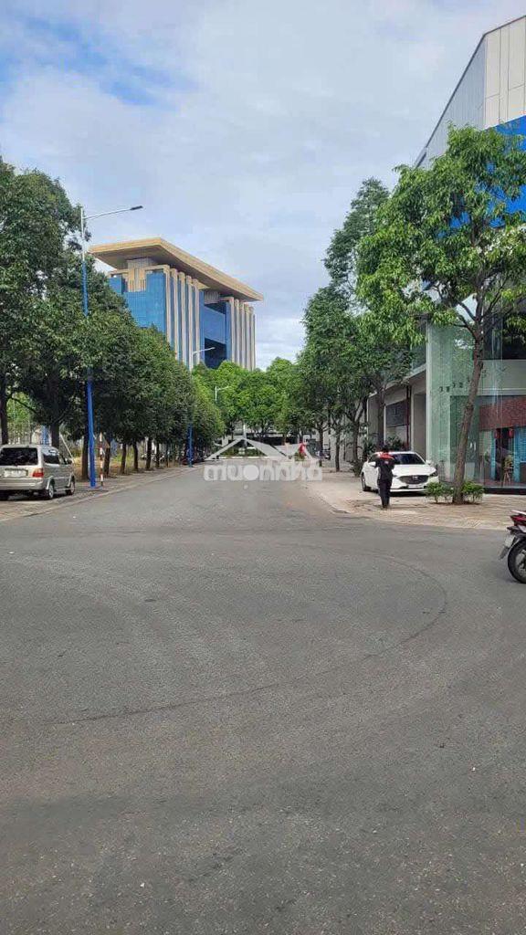 Nhà phố tp mới bình dương 6 phòng ngủ có full máy lạnh