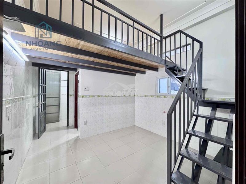 Giá tốt!! cho thuê phòng gác 25m2 tách bếp_cửa sổ trời ngay cmt8 q3