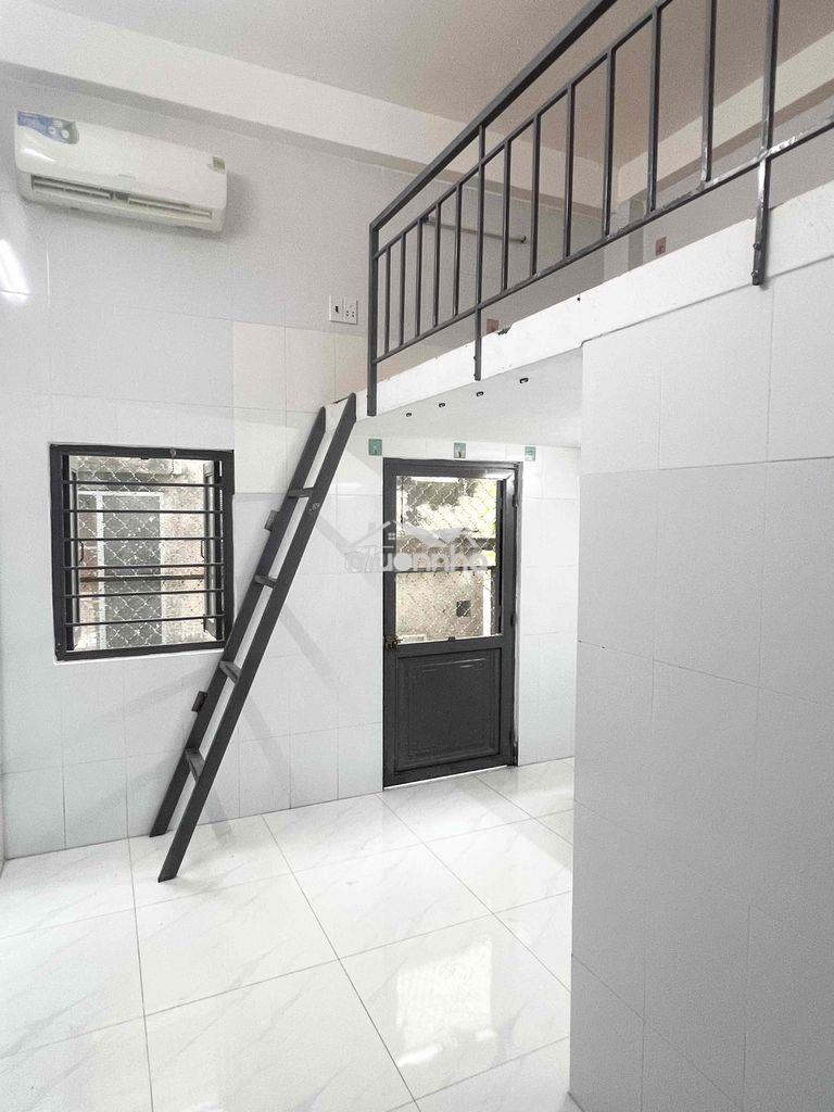 Phòng ban công, cửa sổ thoáng mát gần trường gtvt, fpt, hutech, spkt