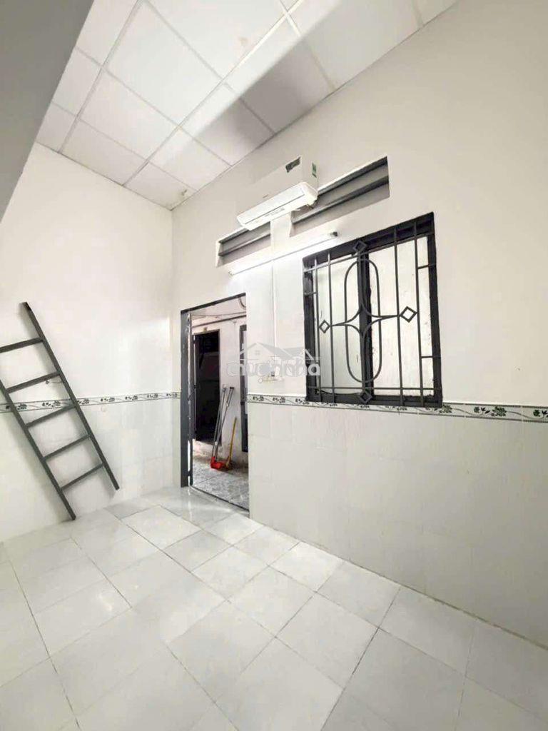 Phòng trọ rộng , gác cao, có máy lanh, tủ đồ ở dc 4,5 ,người - 2
