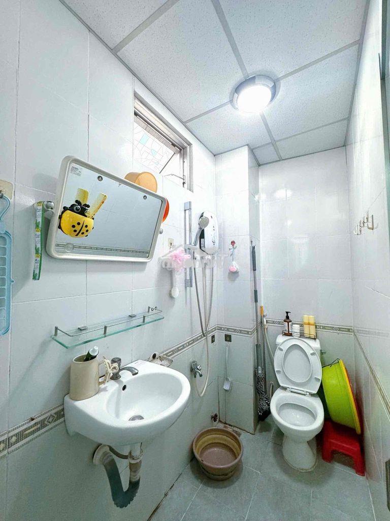 Trống 2 phòng ban công cho nữ thuê kv giáp q1 - 4